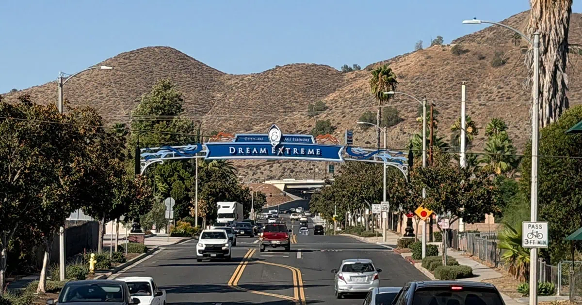 Lake Elsinore street view with mountains and Dream Extreme sign.